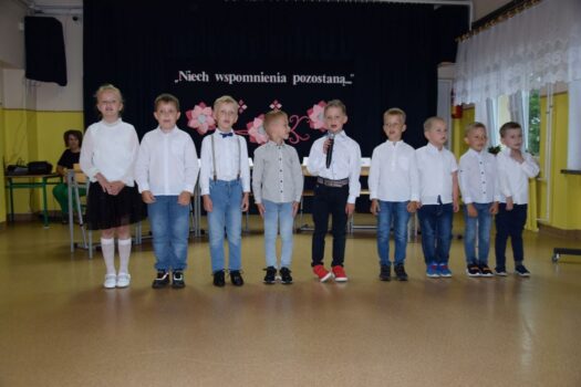 Uczniowie Szkoły Podstawowej w Trębowcu podczas akademii na zakończenie roku szkolnego