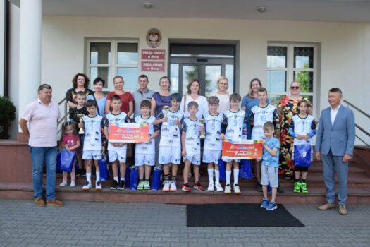 grupowe zdjęcie młodych siatkarzy z rodzicami, wójtem gminy Mirosławem Sewerynem i trenerem Przemysławem Strabanikiem