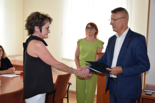 Nominację na dyrektora szkoły w Małyszynie z rąk wójta Mirosława Seweryna odbiera Katarzyna Rychlik.