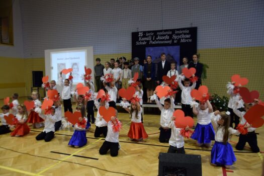 Akademia z okazji 25 rocznicy nadania szkole w Mircu imienia