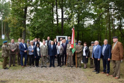 Pamiątkowe zdjęcie uczestników uroczystości rocznicy bitwy pod Tychowem przy leśnym pomniku