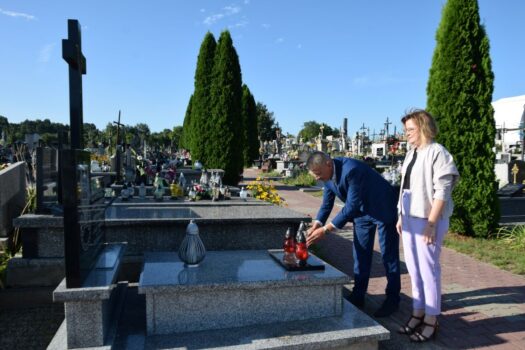 Kwiaty przed pomnikiem na cmentarzu w Mircu składają wójt Mirosław Seweryn i sekretarz Anna Piątek.