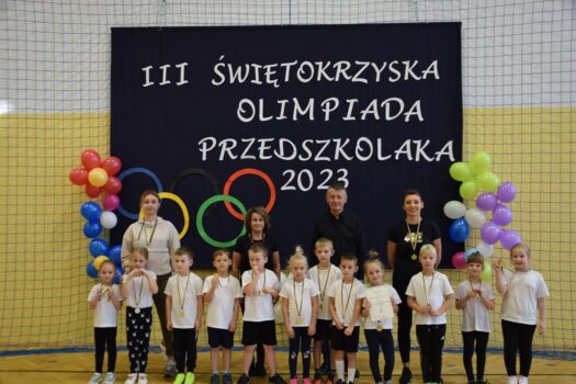Pamiątkowe zdjęcie zwycięzców gminnego etapu olimpiady przedszkolaka