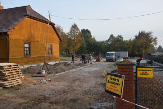 Trwają prace przt zagospodarowaniu terenu przy przedszkolu w Jagodnem