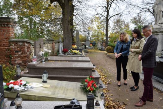 Kwiaty na grobie Jadwigi Prendowskiej złożyli wójt gminy Mirzec Mirosław Seweryn i radne Anna Kawalec i Sylwia Błach