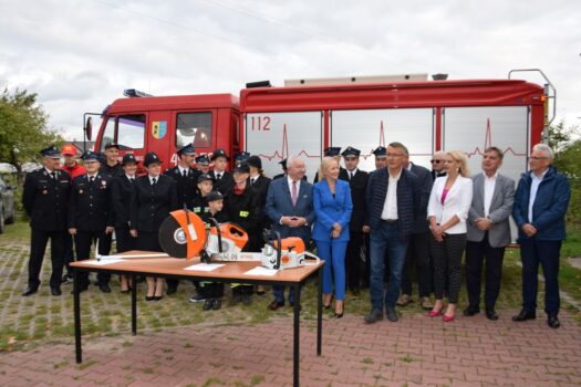 Wspólne zdjęcie strażaków z OSP Trębowiec i gości podczas przekazania sprzętu ratowniczego
