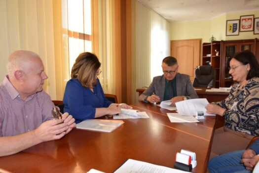 Umowę na opracowanie dokumentacji projektowej dla budowy nowej drogi w Tychowie Starym podpisali projektantka Justyna Rybak, wójt gminy Mirzec Mirosław Seweryn oraz Urszula Barszcz skarbnik Gminy Mirzec.