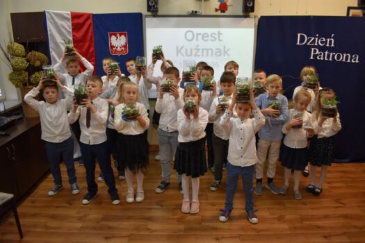 Uczniowie z ZSP w Jagodnem prezentują "las w słoiku" wykonany podczas dnia patrona szkoły