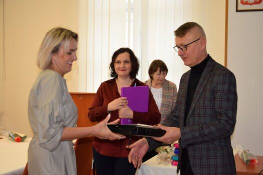 Wójt Mirosław Seweryn przekazał upominki i kwiaty pracownikom Gminnego Ośrodka Pomocy Społecznej w Mircu