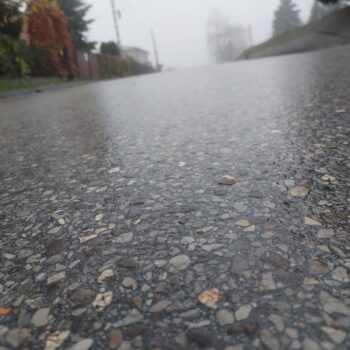 Mokry, śliski asfalt