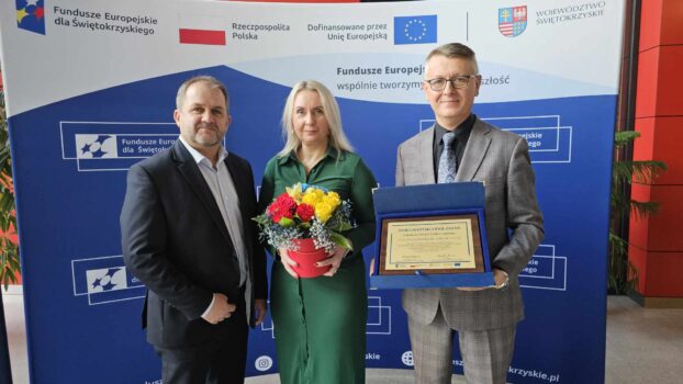 Nagrodę za realizację projektu Tak dla TIK prezentują Michał Zatorski i Sylwia Pawłoś z Akademii Przedsiębiorczości oraz wójt gminy Mirosław Seweryn