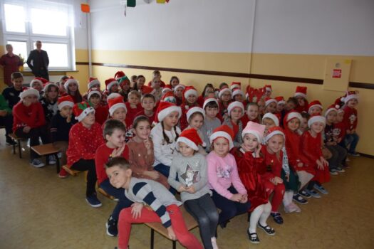 Uczniowie Szkoły w Osinach w oczekiwaniu na Świętego Mikołaja