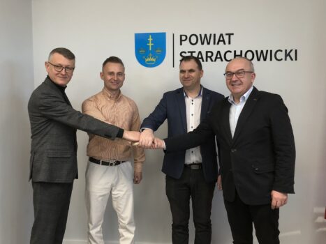 Po podpisaniu umów w sprawie powiatowych linii komunikacyjnych. Mirosław Seweryn, Robert Opara, Piotr Ambroszczyk i Jerzy Materek