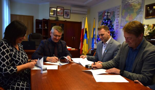 Podpisanie umowy na budowę bezpiecznego przejścia dla pieszych w Tychowie Starym koło szkoły.