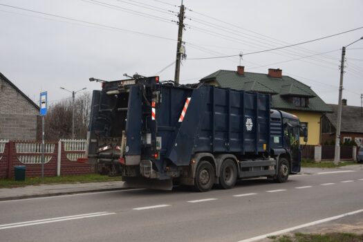 Śmieciarka odbierająca odpady