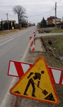 Początek prac przy budowie bezpiecznego przejścia dla pieszych w Tychowie Starym.