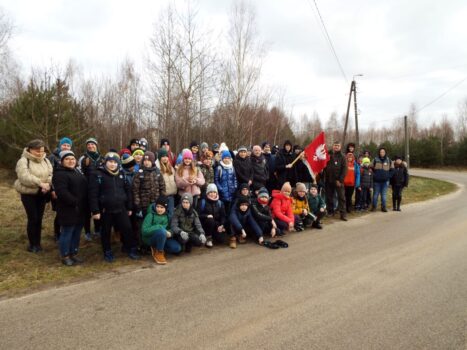 Uczniowie ze szkół w Mircu i Tychowie Starym podczas rajdu Szlakiem Powstańców Styczniowych