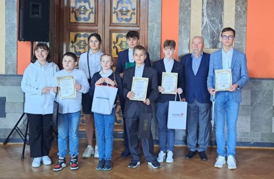 Uczniowei z gminy Mirzec nagrodzeni w wojewódzkim konkursie filatelistycznym
