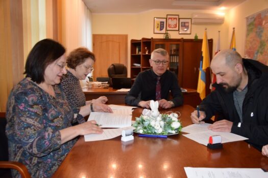 Podpisanie umowy na remont drogi wewnętrznej w Ostrożance