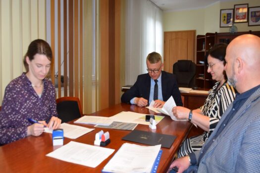 Podpisanie umowy na przygotowanie dokumentacji dla placu zabaw w Osianch Mokrej Niwie