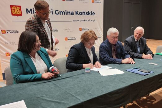 Umowę na budowę zbiornika retencyjnego podpisała Anna Piątek zastępca wójta gminy Mirzec i Urszula Barszcz skarbnik gminy.