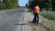 Prace przy drodze w gminie Mirzec - czyszczenie chodników z chwastów