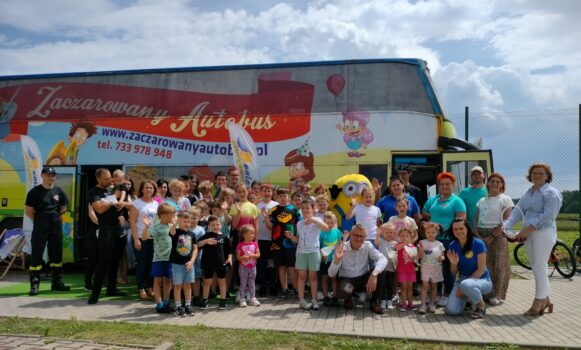 Piknik Dzień Dziecka Trębowiec zdjęcie zbiorowe