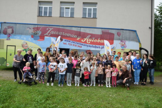 Piknik z okazji Dnia Dziecka Tychów Nowy. Zbiorowe zdjęcie uczestników