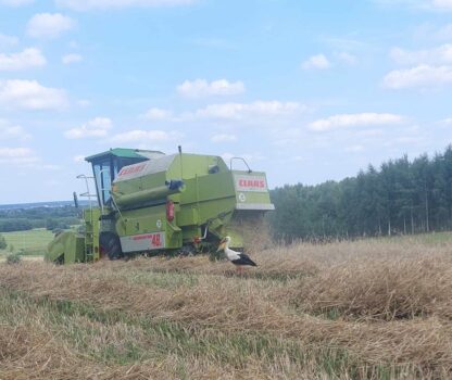 Obrazek poglądowy - kombajn zbożowy podczas pracy