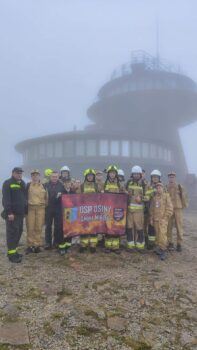 Druhny i druhowie OSP Osiny po zdobyciu szczytu Śnieżki