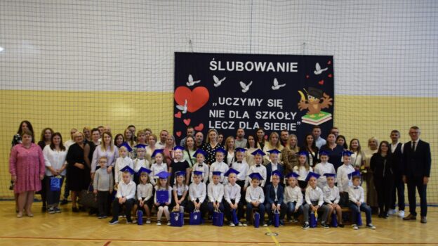 Ślubowanie uczniów I klasy w Mircu - zdjęcie zbiorowe