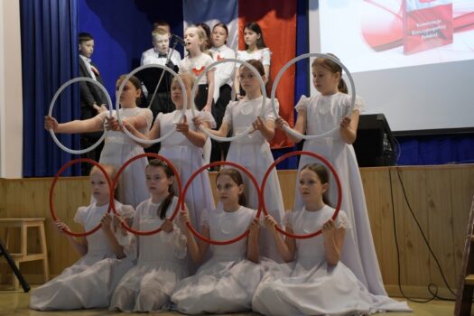Uroczystość z okazji konstytucji 3-go Maja w szkole w Osinach.