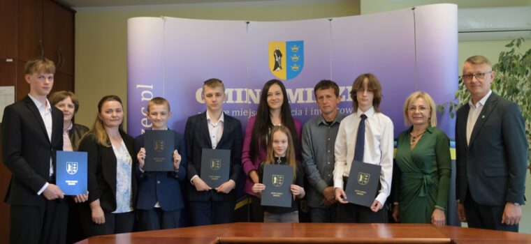 Pięcioro uczniów otrzymało edukacyjne nagrody Wójta.