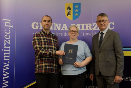 Daniel Mytnik i Ewelina Rafalik ze Stowarzyszenia Twoja Szansa wraz z wójtem gminy Mirzec Mirosławem Sewerynem.