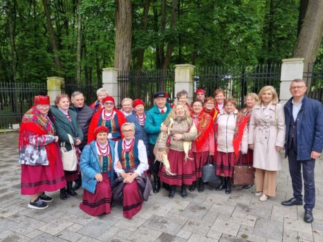 Grupa artystów z gminy Mirzec podczas Buskich Spotkań z Folklorem