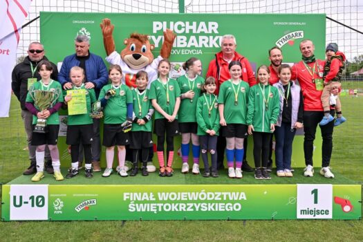 Drużyna chłopców na podium etapu wojewódzkiego turnieju