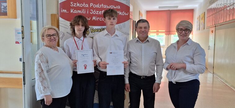 Zdolni uczniowie z SP w Mircu wraz z dyrektor Alicją Raczyńską i opiekunami.