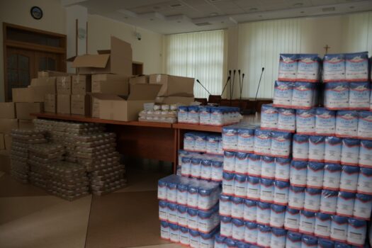 Artykuły spożywcze - pomoc żywnościowa dla potrzebujących w gminie Mirzec.