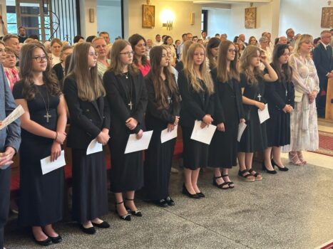 Młode mieszkańki Gadki, które w dniu jubileuszu parafii przystąpiły do bierzmowania.