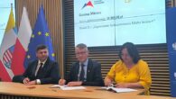 Umowę z wicewojewodą michałem Sktonickim podpisuje wójt gminy Mirzec Mirosław Seweryn i skarbnik Urszula Barszcz