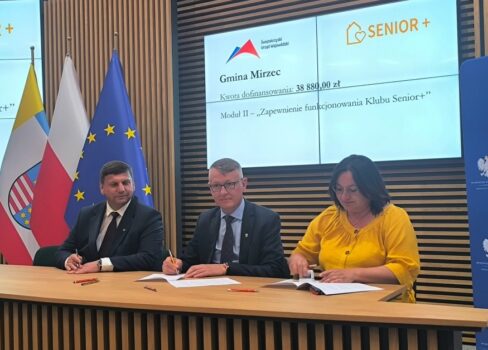 Umowę z wicewojewodą michałem Sktonickim podpisuje wójt gminy Mirzec Mirosław Seweryn i skarbnik Urszula Barszcz